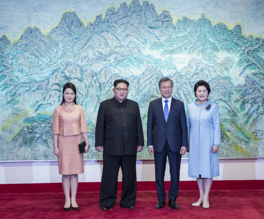 문재인 대통령과 부인 김정숙 여사, 김정은 북한 국무위위원장과 부인 리설주 여사가 2018 남북정상회담이 열린 27일 오후 경기도 파주 판문점 내 평화의 집에서 만나 만찬에 앞서 기념촬영을 하고 있다. 한국공동사진기자단.